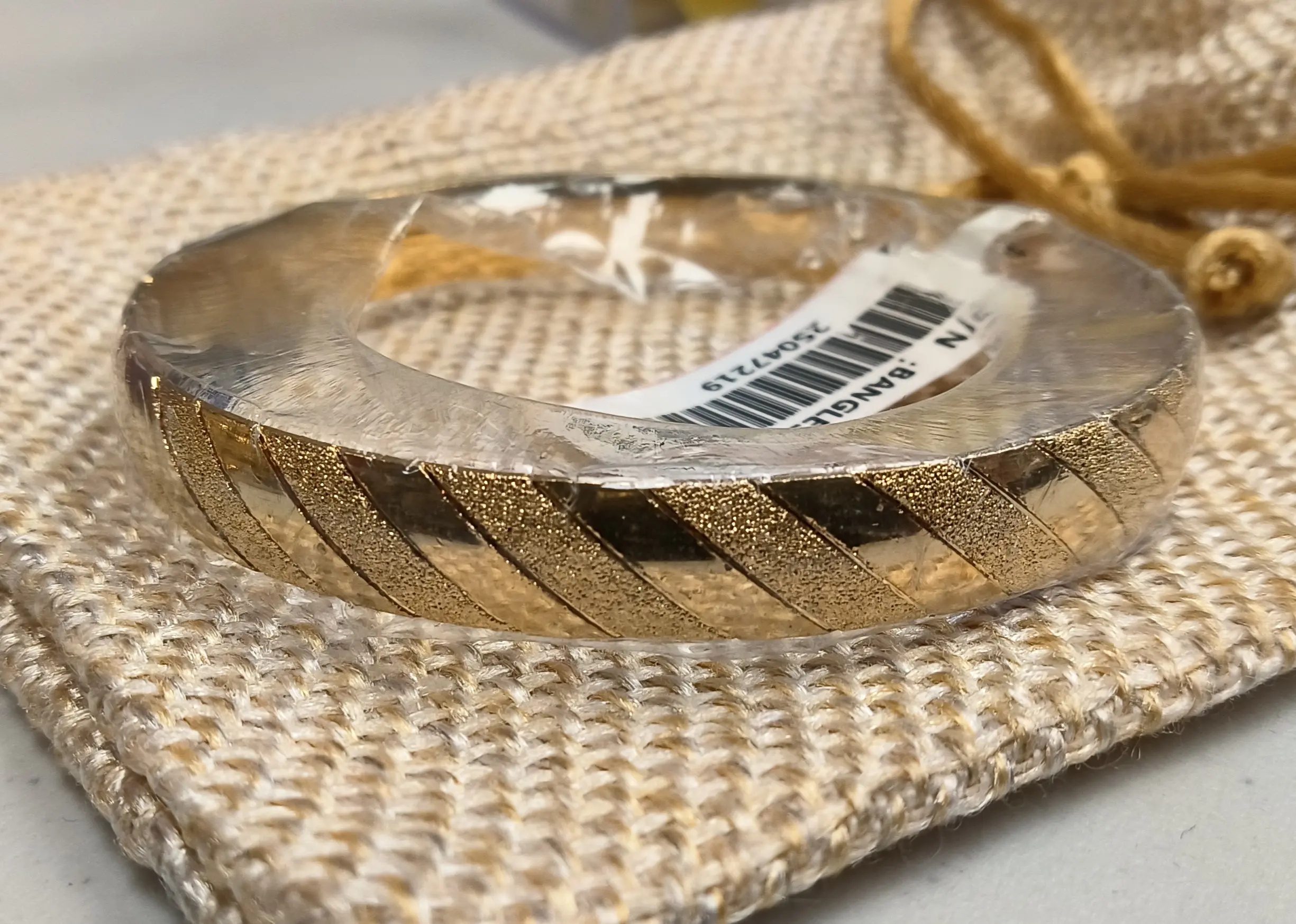 Ribbon Single Gold-plated Bangle (Size 2.6)